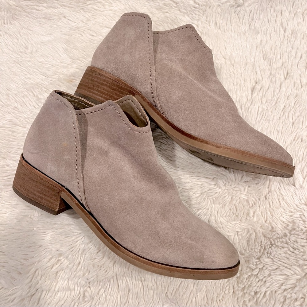 Dolce Vita Taupe Suede Booties Boots 🤍